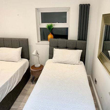 Modern 2 Bedroom Apartment With Private Garden Near Canary Wharf Londyn Zewnętrze zdjęcie