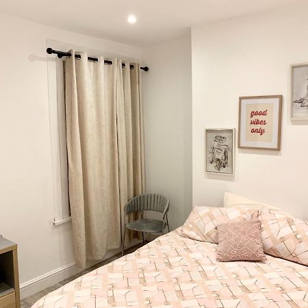 Modern 2 Bedroom Apartment With Private Garden Near Canary Wharf Londyn Zewnętrze zdjęcie
