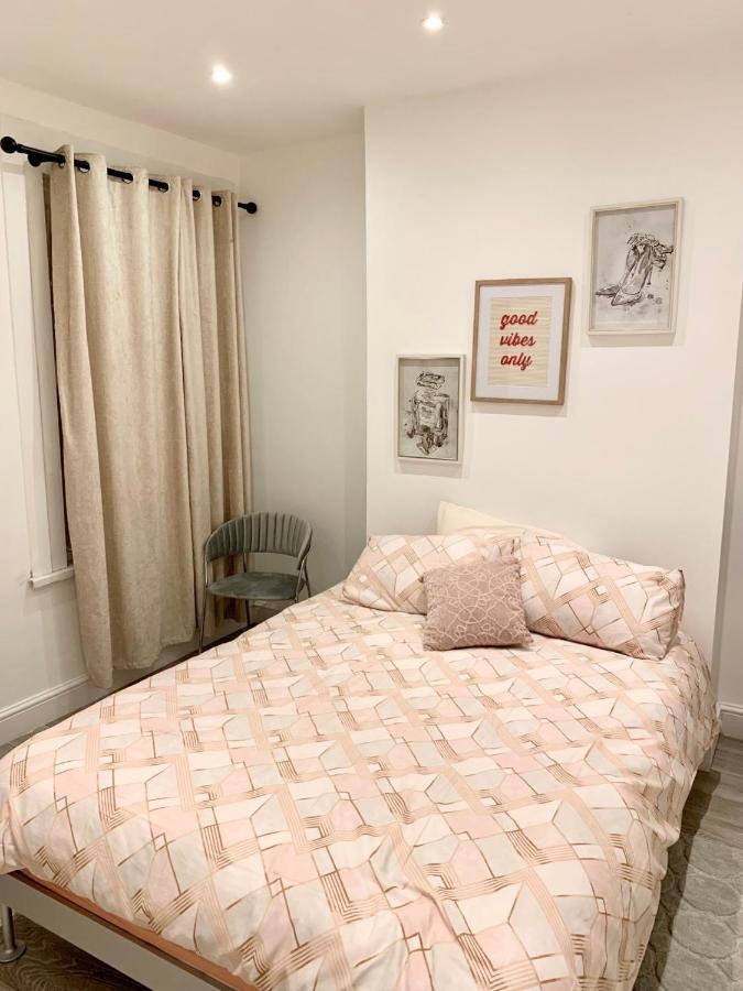Modern 2 Bedroom Apartment With Private Garden Near Canary Wharf Londyn Zewnętrze zdjęcie