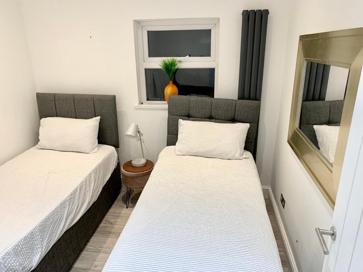 Modern 2 Bedroom Apartment With Private Garden Near Canary Wharf Londyn Zewnętrze zdjęcie